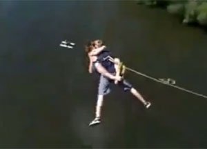 Russa salta de bungee jump sem proteção e agarrada ao namorado - Reprodução / Youtube