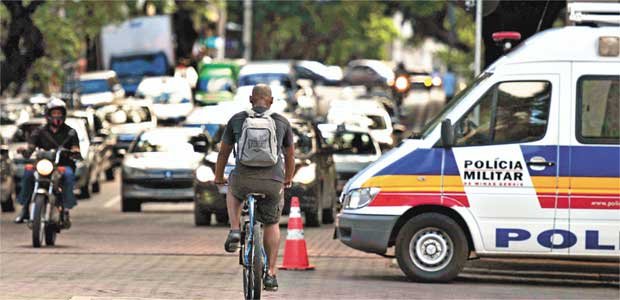 Para duas rodas serem opção de transporte, BH tem de vencer muitos obstáculos - Alexandre Guzanshe/EM/D.A.Press

