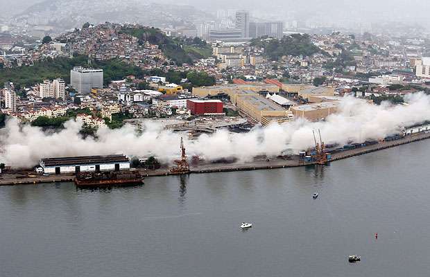 Elevado da Perimetral no Rio é derrubado em cinco segundos  - AFP PHOTO/BETH SANTOS