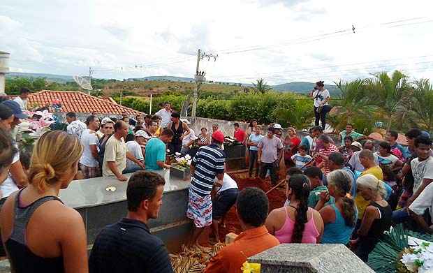 Cidade de Rubelita para em enterro de vítimas de tragédia na BR-251, no Norte de Minas - Marcus Junior/Rubelita em Foco