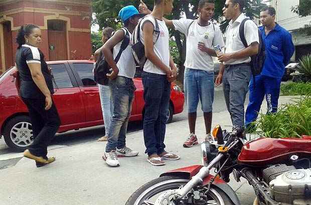 Acidente entre carro e moto deixa um ferido na Avenida Assis Chateaubriand - Clarisse Souza/EM/D.A.Press