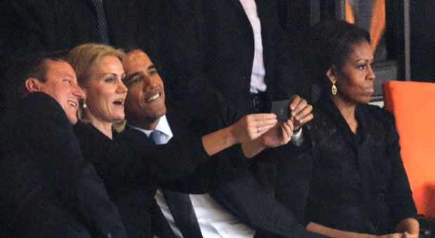 'Selfie' de Obama, Cameron e Schmid no funeral de Mandela dá o que falar - AFP PHOTO / ROBERTO SCHMIDT