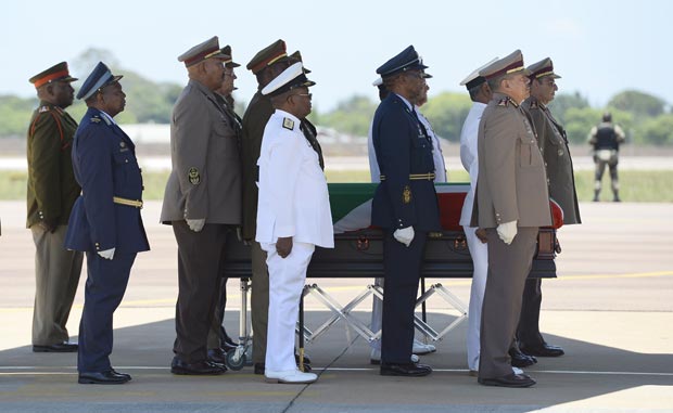 Restos mortais de Mandela são levados a base área - AFP PHOTO / STEPHANE DE SAKUTIN 