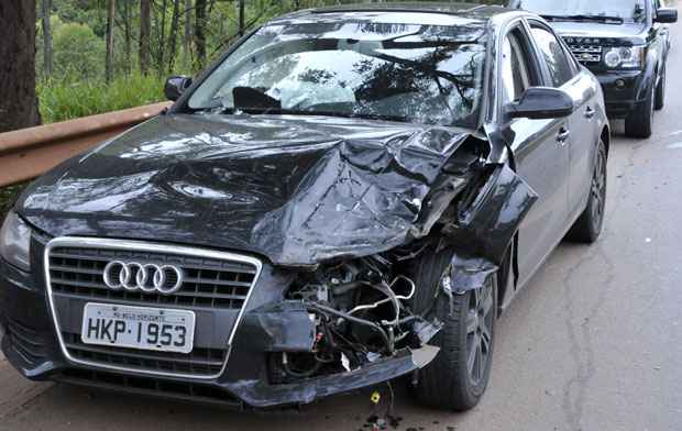 Motorista bêbado bate Audi A4 na traseira de Fiat Uno na BR-040  - Ramon Lisboa/EM DA Press