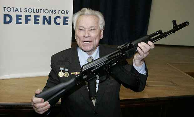 Mikhail Kalashnikov, criador da arma de fogo mais popular do planeta, morre aos 94 anos - MAXIM MARMUR / AFP
