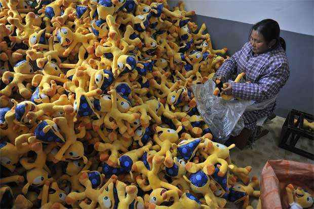 Fábrica chinesa produz um milhão de bonecos mascote da Copa do Mundo - CHINA OUT AFP PHOTO 