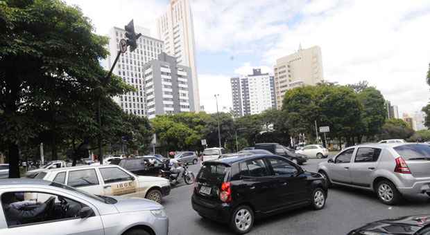 Travamento nos semáforos deixa trânsito confuso no Funcionários - Jair Amaral/EM DA Press