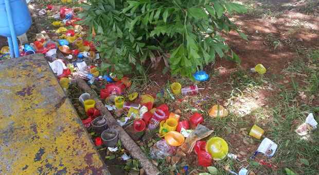 Lixo em praça irrita moradores na Região Oeste de BH - Thiago Ventura/Portal Uai