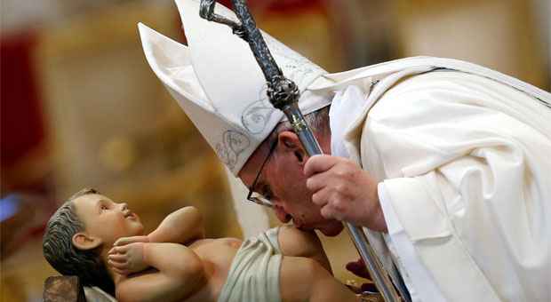 Papa Francisco batiza 32 crianças na Capela Sistina - Giampieiro Sposito/Reuters
