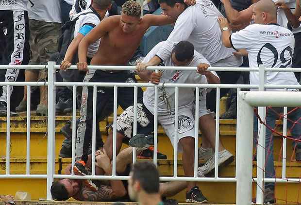 Justiça mantém prisão de 13 envolvidos em briga de torcida em Joinville - AFP PHOTO/HEULER ANDREY 