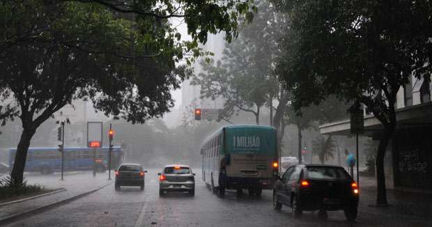 Chuva de granizo atinge BH neste sábado; PM alerta sobre risco na BR-356 - Cristina Horta/EM DA Press