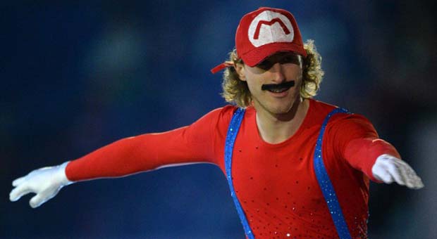 "Super Mário" surpreende público do Campeonato Europeu de Patinação Artística - AFP PHOTO / ATTILA KISBENEDEK