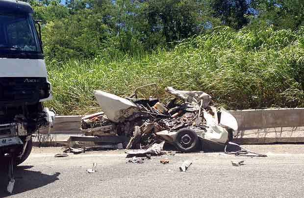 Batida frontal entre carreta e carro deixa um morto na BR-381, em Sabará - Polícia Rodoviária Federal (PRF) / Divulgação
