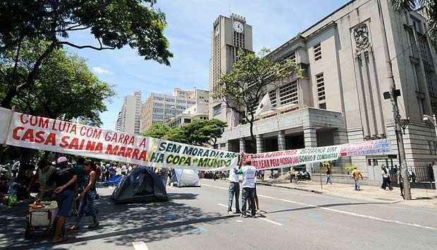 Moradores da Ocupação Rosa Leão acampam na porta da prefeitura - Beto Novaes/EM/D.A.Press