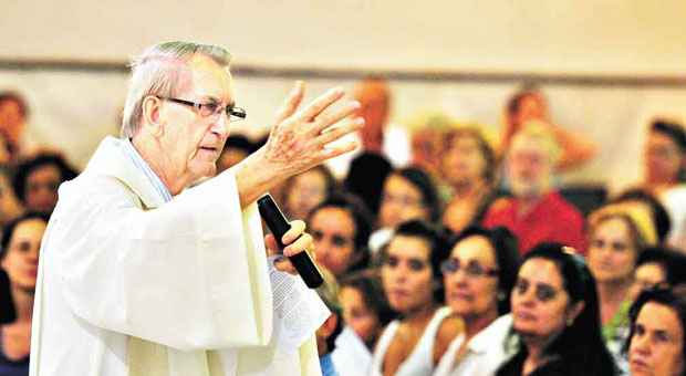 Frei Cláudio celebra primeira missa após afastamento e diz que sentiu-se num exílio - ALEXANDRE GUZANSHE/EM/D.A PRESS 