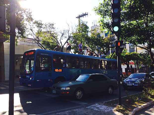 Jovens 'surfam' em ônibus na Avenida Afonso Pena  - Benny Cohen/EM/D.A Press