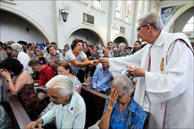 Frei Cláudio é ovacionado na volta às missas da Igreja do Carmo - (Euler Júnior/EM/D.A Press)