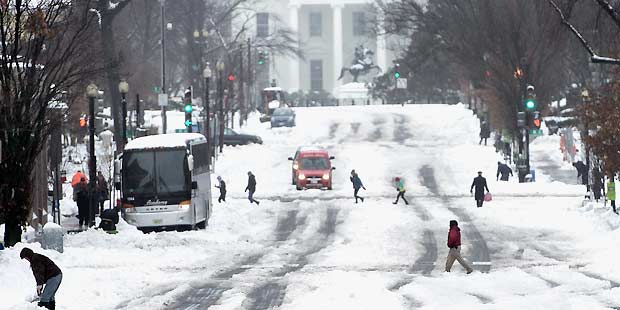 Nevascas paralisam Washington e deixam 10 mortos nos Estados Unidos - AFP Photo/Brendan Smialowski