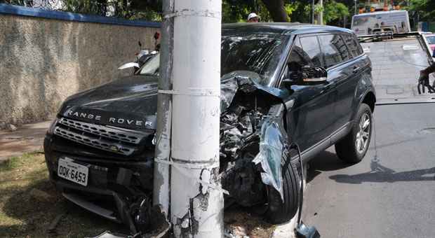 Motorista perde controle de Range Rover e bate em poste na Avenida Raja Gabaglia - Marcos Vieira/EM/D.A.Press