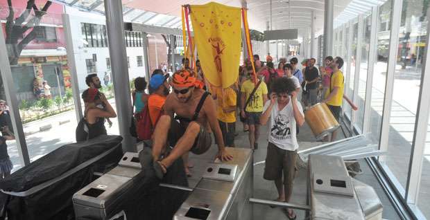 Manifestantes fazem protesto contra atraso na inauguração do Move em BH - Leandro Couri/EM/D.A.Press