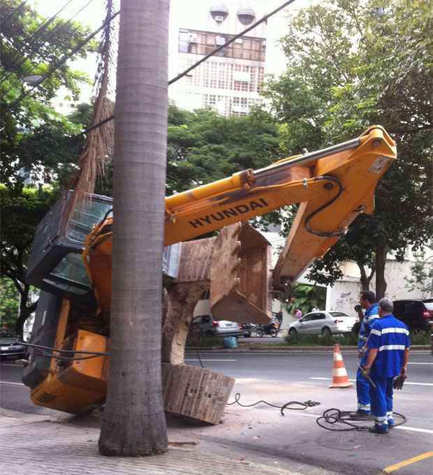 Escavadeira cai da carroceria de caminhão e fecha pista da Avenida do Contorno - Edesio Ferreira/EM DA Press