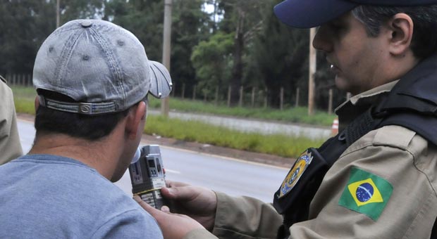 Aumenta número de presos por beber e dirigir nas rodovias federais - Ramon Lisboa/EM/D.A Press