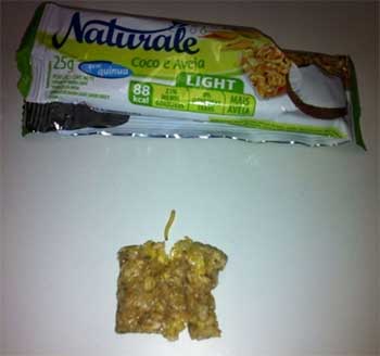 Larva é encontrada dentro de embalagem de barrinha de cereal - Facebook/ Reprodução