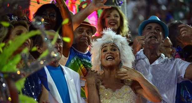 Beija-Flor faz desfile correto e repleto de estrelas - YASUYOSHI CHIBA / AFP
