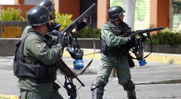Policial morre em confrontos durante protestos no leste de Caracas - Carlos Garcia Rawlins/Reuters