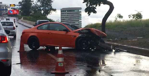 BMW rara se envolve em acidente na curva do Ponteio e fica parcialmente destruída  - Divulgação/Internet