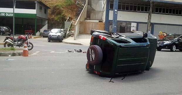 Jipe tomba após bater em moto e uma pessoa fica ferida na Av. Barão Homem de Melo - Aneliza Machado