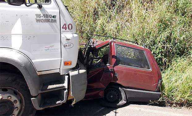 Batida entre carro e caminhão mata cinco jovens na MG-295, no Sul de Minas - Polícia Rodoviária Estadual/Divulgação