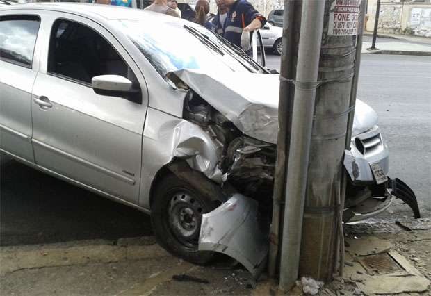 Carro bate em poste na Avenida Assis Chateaubriand - Cristiane Silva/EM/DA Press