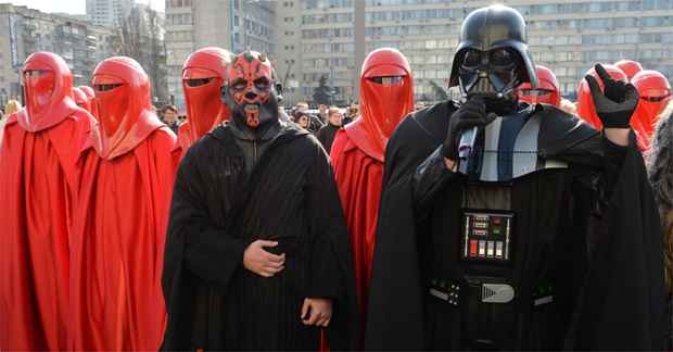 Comissão Eleitoral da Ucrânia rejeita candidatura de Darth Vader, que protesta - AFP PHOTO/SERGEI SUPINSKY