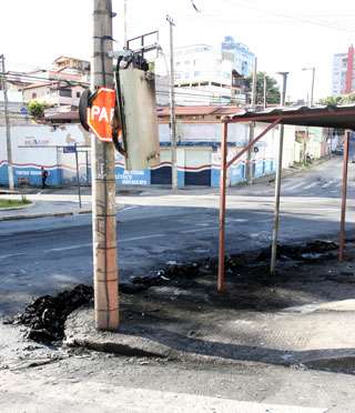 Grupo de adolescentes incendeia ônibus durante madrugada em Belo Horizonte - Edésio Ferreira/EM/D.A.Press