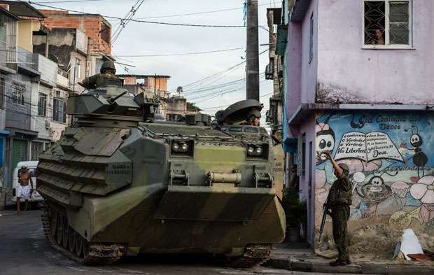 Tropas federais iniciam ocupação do Complexo da Maré, no Rio de Janeiro - YASUYOSHI CHIBA / AFP