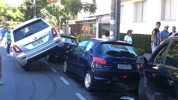 Desgovernado, carro atinge três veículos e fica inclinado na Avenida Bandeirantes - Christiano Nazareth
