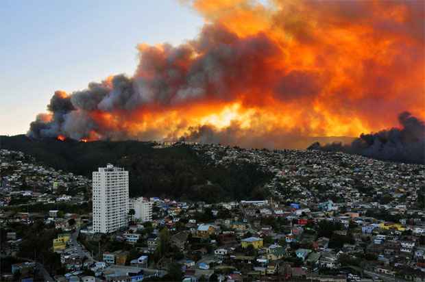 Moradores de Valparaíso, no Chile, vivem  inferno depois de incêndio devastador - AFP PHOTO / ALBERTO MIRANDA 