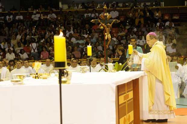 Fiéis se reúnem no Mineirinho e arcebispo de BH pede respeito à dignidade humana - Jair Amaral/EM/D.A/Press