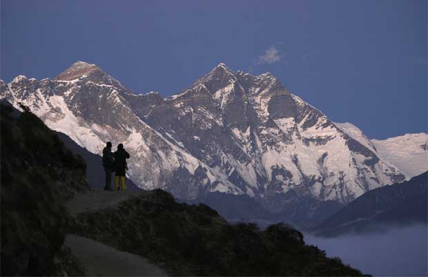 Sobe para 15 o número de alpinistas  mortos em avalanche no Monte Everest  - Reuters/Gopal Chitrakar