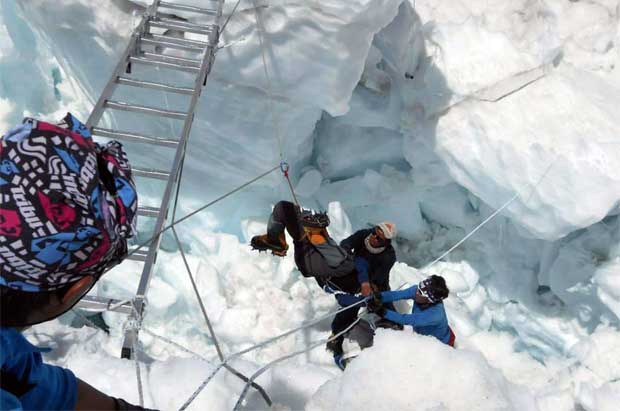 Avalanche no Monte Everest já tem 13 mortos - AFP PHOTO/HO/RSS/Buddhabir RAI 