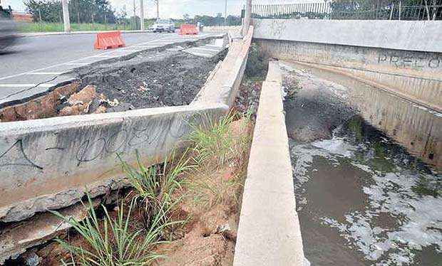 Obra de canalização do Córrego Sarandi está desabando - Leandro Couri/EM/D.A.PRess