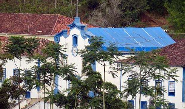 Igreja do século 18 tem teto de lona e aguarda reforma em Mariana - Leandro Henrique dos Santos/Jornal O Espeto