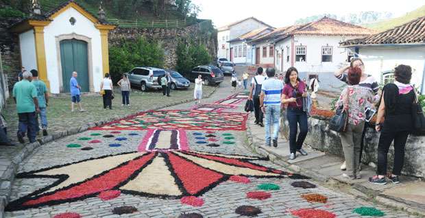 Tradicionais tapetes de serragem enfeitam ruas e encantam fiéis  durante Páscoa em Ouro Preto - Beto Novaes/EM/DA.Press