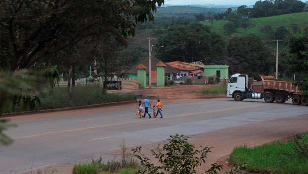 Falta de passarela prejudica rotina de moradores das margens da BR-040, em Congonhas - Tulio Santos/EM/D.A Press