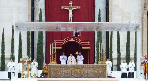 Papa Francisco canoniza João Paulo II e João XXIII - ALBERTO PIZZOLI / AFP