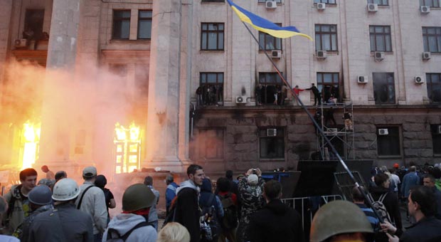 Ucrânia: 38 mortos em incêndio após confrontos em Odessa  - Yevgeny Volokin/Reuters