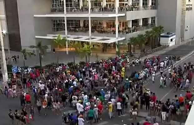 Jovens são barrados na porta de shopping para evitar rolezinho em Venda Nova - TV Alterosa/Reprodução