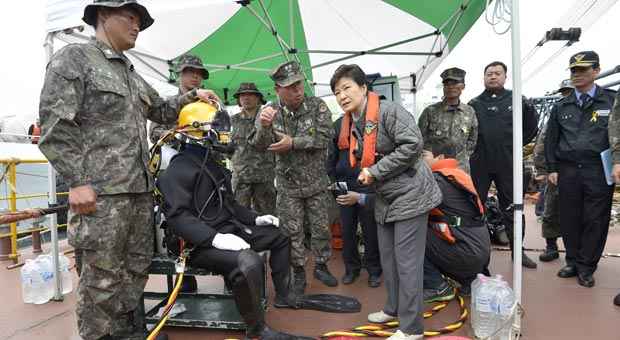 Coreia do Sul: Mais 12 corpos são recuperados em barco - Yonhap/Reuters