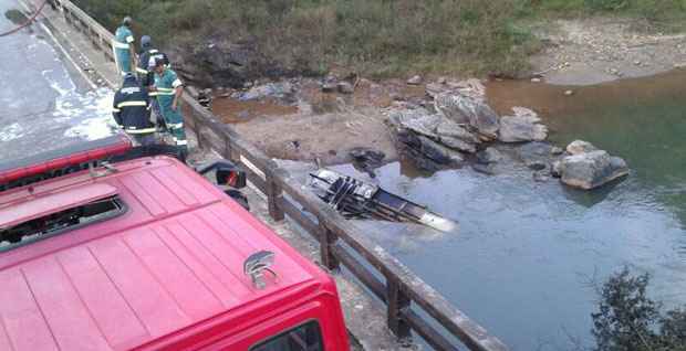 Dois dias depois de explosão que danificou ponte, MG-262 continua interditada - Corpo de Bombeiros/Divulgação